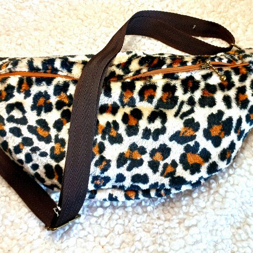 Sac banane en fausse fourrure avec motifs tâches de léopard - confort et douceur moderne et élégance sauvage, banane taille,