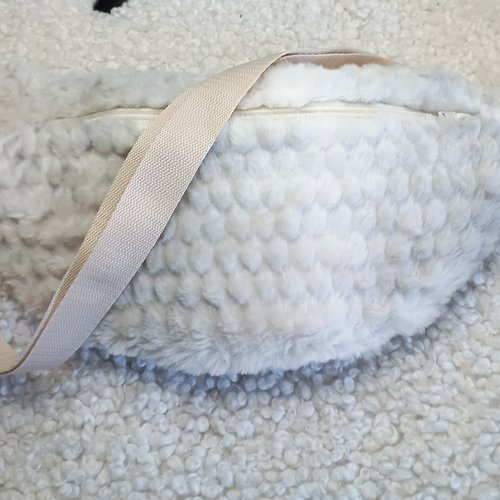 Sac banane peluche ivoire douce. fausse fourrure. style chaleureux, banane douillette, élégante