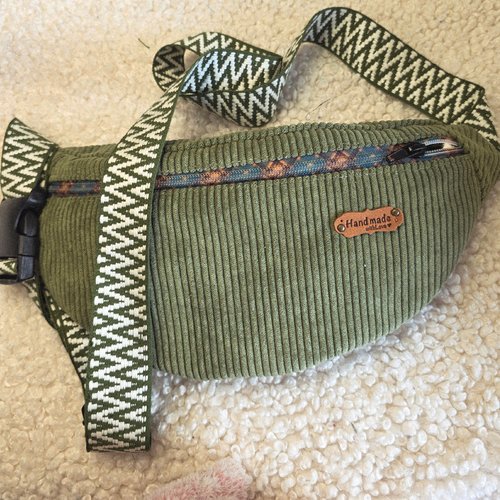 Sac banane xl velours côtelé vert foncé. le compagnon idéal pour l'automne et l'hiver! sac poitrine,