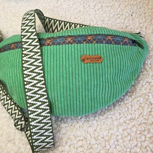 Sac banane velours côtelé vert prairie. le compagnon idéal pour les vacances, les balades, sac poitrine