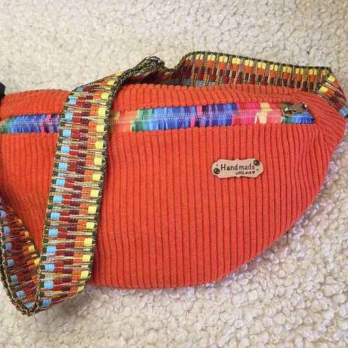 Sac banane velours côtelé orange/saumon. le compagnon idéal pour les vacances, les balades