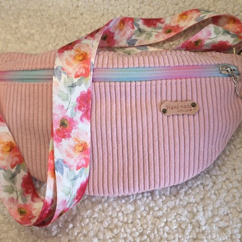 Sac banane en velours côtelé rose poudré. sac ceinture, sac bandoulière ajustable