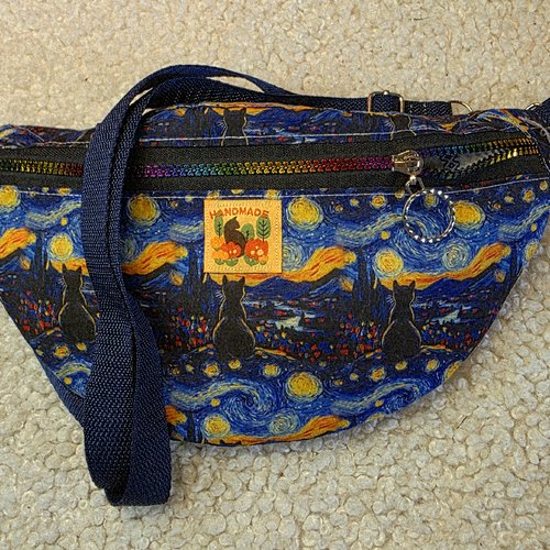 Sac banane "chats noirs sous la nuit étoilée" – inspiration van gogh, sac banane unique, idéal pour les amateurs d'art