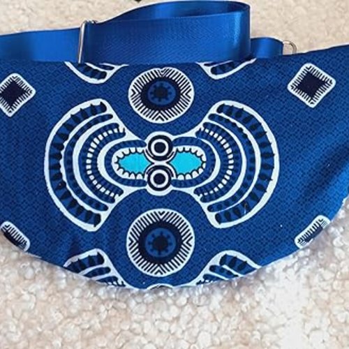 Sac banane xl en tissu wax bleu roi. un accessoire vibrant, fonctionnel pour vos aventures.