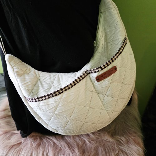 Sac demi-lune ivoire/beige–création artisanale- sac suédine souple matelassée bandoulière, sac forme croissant, cadeau fait main