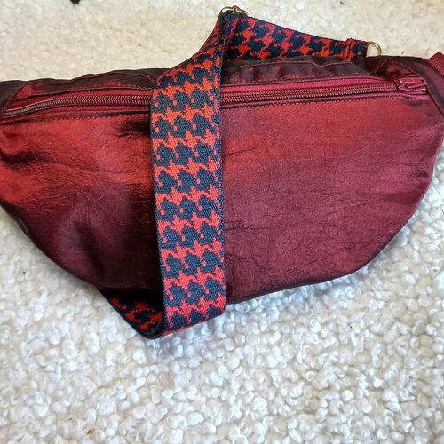 Vendu sac banane satin moiré rouge - le compagnon idéal chic pour l'automne et l'hiver! sac poitrine, sac taille