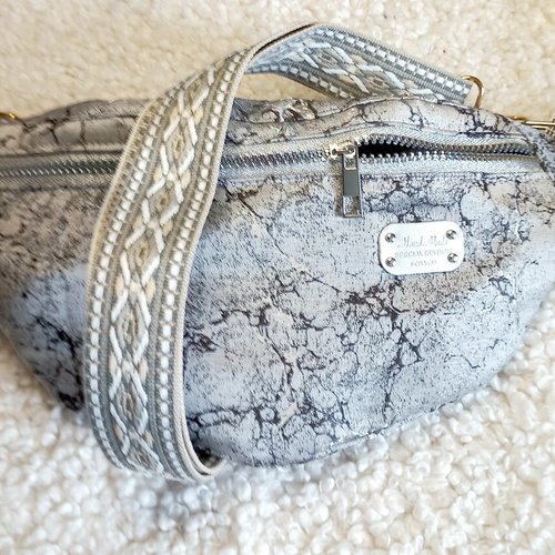 Sac banane en tissu gris argenté effet marbre avec traces de foil argenté - élégance moderne et praticité,