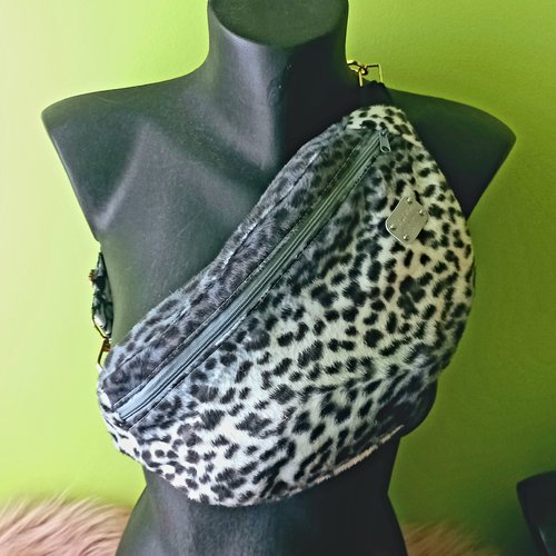 Vendu sac banane en tissu moumoute polaire gris et blanc avec motifs tâches de léopard - confort douillet et style sauvage