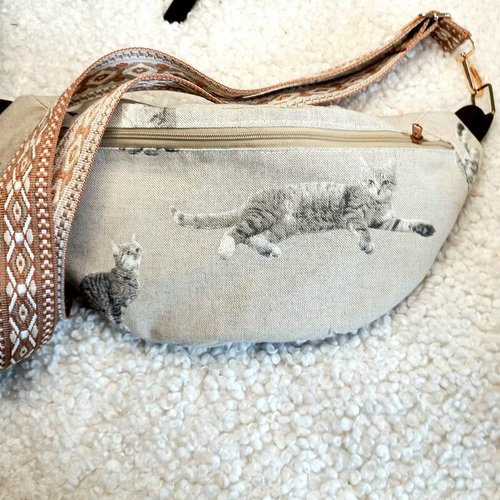 Vendu sac banane tissu jacquard beige motifs chats -un hommage élégant à nos compagnons félins.
