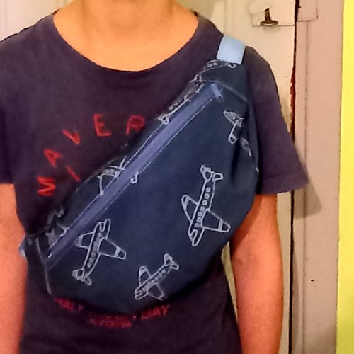 Sac banane imperméable en tissu softshell avec motifs avions- confort moderne, banane enfant