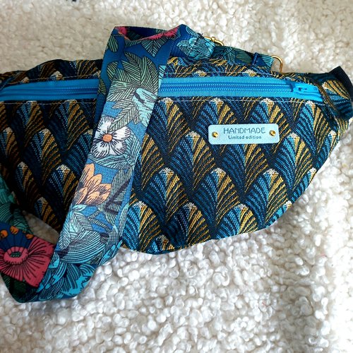 Sac banane en tissu jacquard bleu canard et doré avec motifs plumes de paon – élégance luxueuse et raffinement intemporel