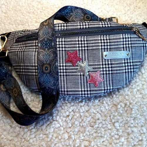 Sac banane en tissu gris "prince de galles" avec appliqués étoiles pailletées - élégance classique et touche de fantaisie,