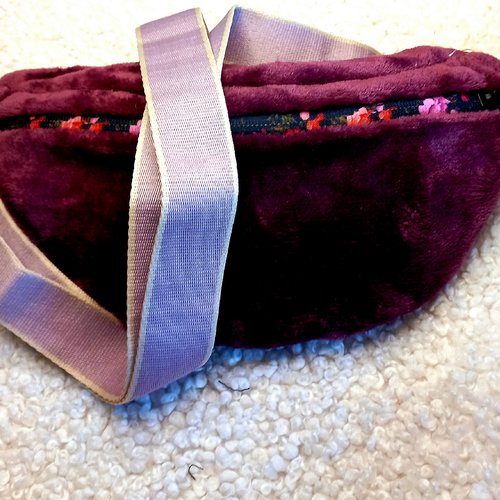 Sac banane fausse fourrure prune, tissu peluche, teddy bear, poil ourson - douceur et élégance au rendez-vous!