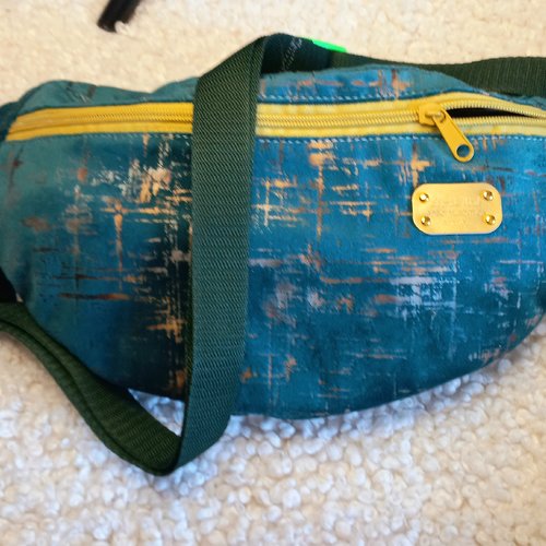 Sac banane tissu suédine vert bouteille et doré, pratique et élégant, ceinture, hanches, banane homme,
