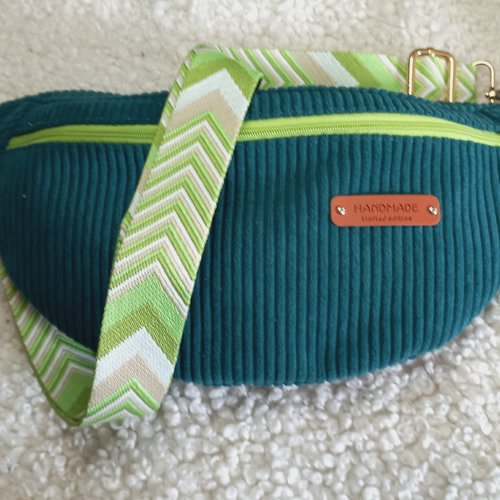 Sac banane xl velours côtelé vert foncé. le compagnon idéal pour l'automne et l'hiver! sac poitrine,