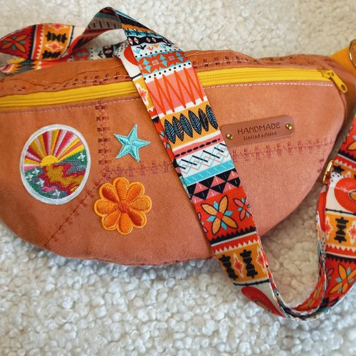 Sac banane en suédine/daim ocre, terracotta, effet rapiécée, sac bandoulière, élégance, charme rétro.