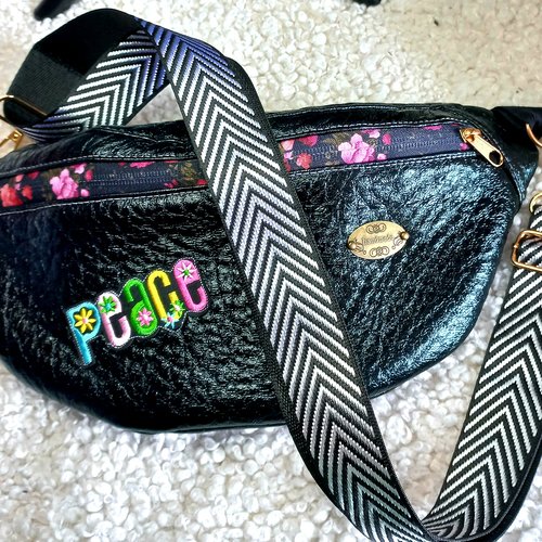 Sac banane simili cuir noir effet slouchy, esprit vieux cuir des anciennes sacoches des docteurs,