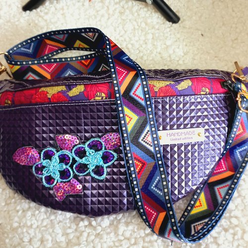 Sac banane simili cuir mauve holograpĥique. confort moderne, pratique sac bandoulière réglable, pour épouse, maman