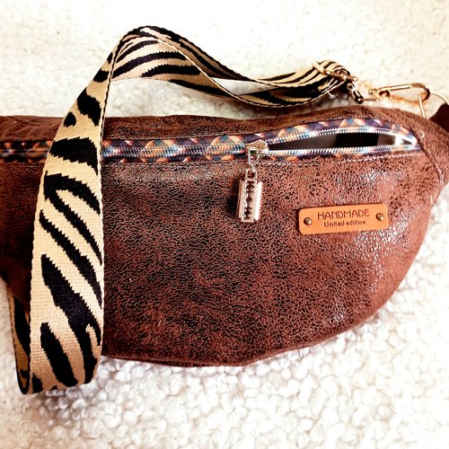 Sac banane simili cuir, esprit vieux cuir des anciennes sacoches des docteurs. confort moderne, pratique, vintage