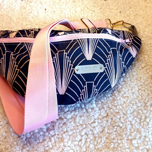 Sac banane en tissu japonais gris. motifs feuilles de ginkgo roses - élégance subtile, symbole de longévité, sac bandoulière