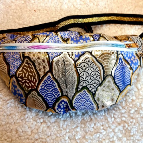 Sac banane en tissu jacquard aux motifs inspirés des tissus traditionnels japonais, dans les tons bleu, noir et doré. cadeau maman