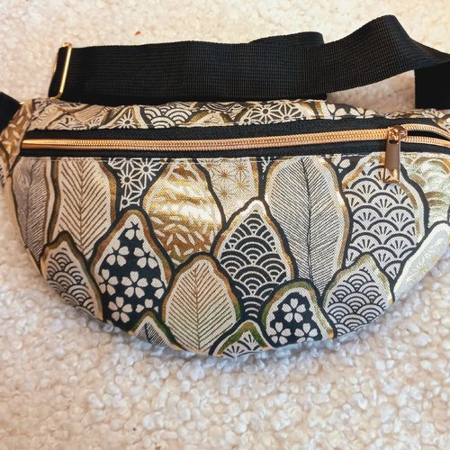 Sac banane en tissu jacquard aux motifs inspirés des tissus traditionnels japonais, dans les tons noir, beige et doré.