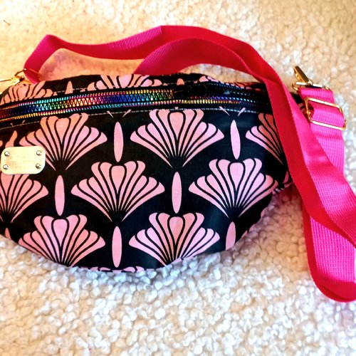 Sac banane en tissu noir avec motifs feuilles de ginkgo roses - élégance subtile, symbole de longévité,
