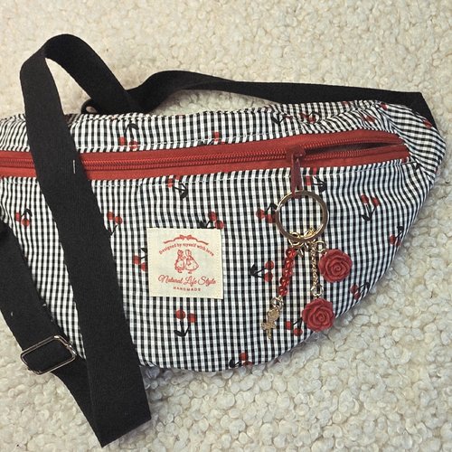 Sac banane vichy noir et cerises rouges – style estival, pratique, banane bandoulière réglable, sac pour festival, voyage