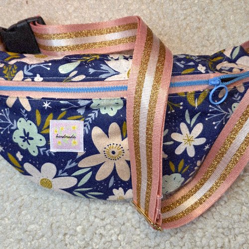Sac banane tissu imprimé fleurs stylisées, esprit seventies. banane bandoulière réglable, sac pour festival, voyage,