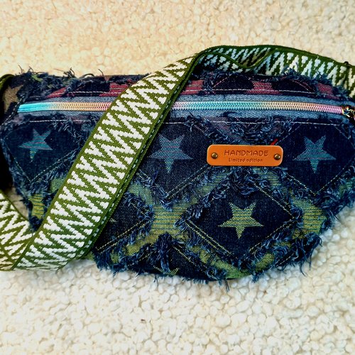 Sac banane en tissu jean effiloché avec étoiles colorées - style rebelle, pratique, décontracté, banane vintage rock
