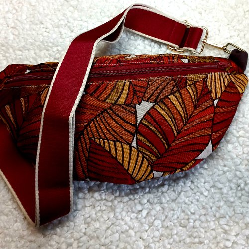 Sac banane tissu jacquard bordeaux. style unique, praticité moderne. accessoire chic, sac bandoulière réglable, sac pour automne