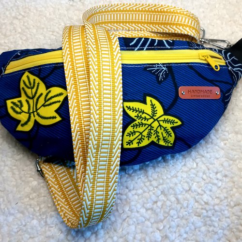 Sac banane wax bleu/jaune- un accessoire vibrant, fonctionnel pour vos aventures,
