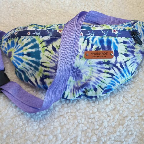 Sac banane en tissu tie and dye - un mélange unique de couleurs et d'artisanat, banane hippie, seventies, sac bandoulière, pour elle