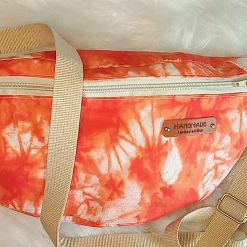 Sac banane en tissu tie and dye - un mélange unique de couleurs et d'artisanat, banane hippie, seventies