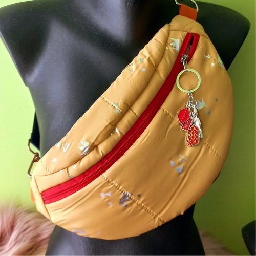 Vendu sac banane matelassée jaune moutarde avec détails métallisés. douceur, légèreté, style pour tous les jours!