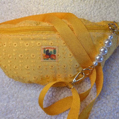 Sac banane broderie anglaise jaune femme, l'alliance parfaite de l'élégance et de la praticité, sac bandoulière réglable