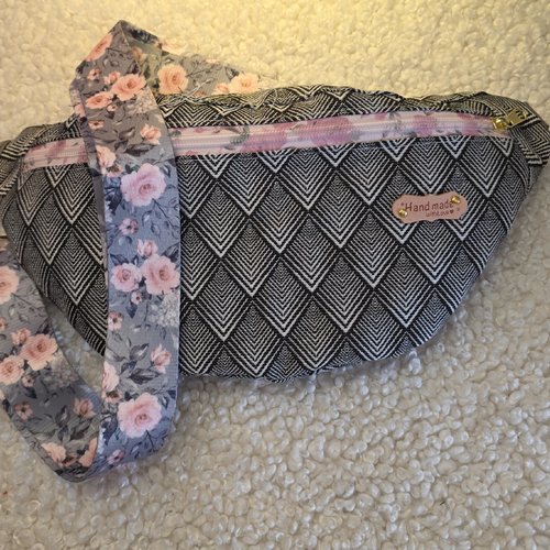 Sac banane tissu jacquard gris/noir motifs japonisant. style unique, praticité moderne. sac bandoulière réglable