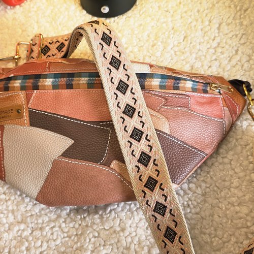 Sac banane marron simili cuir vintage, effet raccommodé, rapiécé, banane bandoulière ajustable