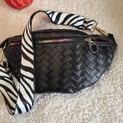 Sac banane simili cuir noir, effet osier tressé, sac noir bandoulière motifs zèbre, sac de ville, cadeau noël fait main