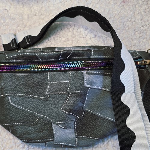 Sac banane simili cuir camaïeu gris vintage, effet raccommodé, rapiécé, banane bandoulière ajustable, noël