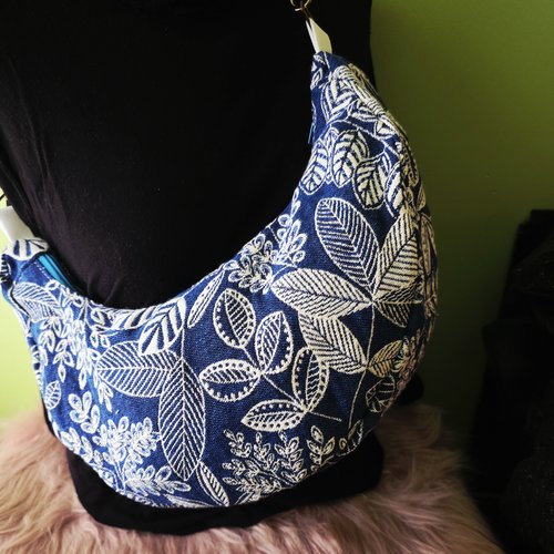 Sac demi-lune en jacquard bleu roi – création artisanale – motifs ramages et fleurs blancs