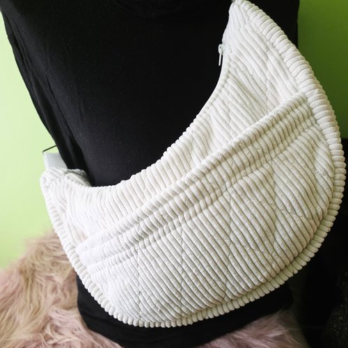 Sac demi-lune en velours matelassé ivoire – création artisanale – grande poche kangourou sur le devant,