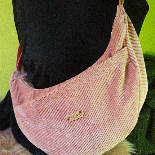 Sac demi-lune en velours vieux rose– création artisanale – grande poche kangourou sur le devant, sac banane souple bandoulière