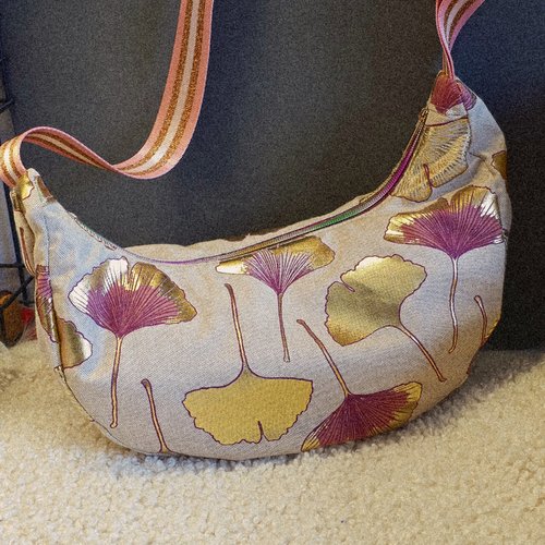 Sac demi lune tissu effet lin motifs feuilles de ginkgo-sac– création artisanale sac banane souple bandoulière