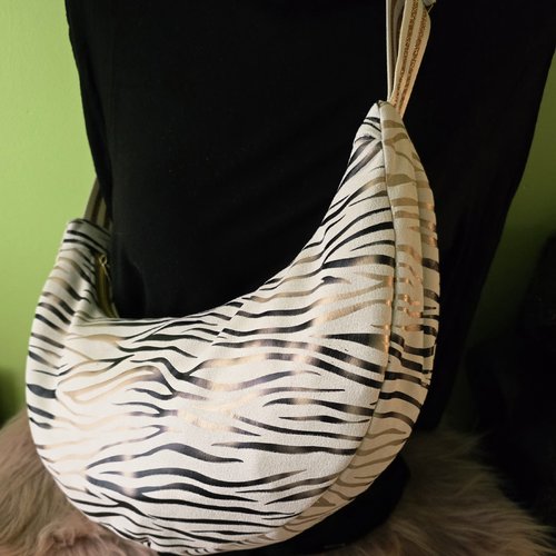 Sac demi-lune beige foil rose gold– création artisanale, sac suédine souple bandoulière, sac forme croissant, cadeau fait main