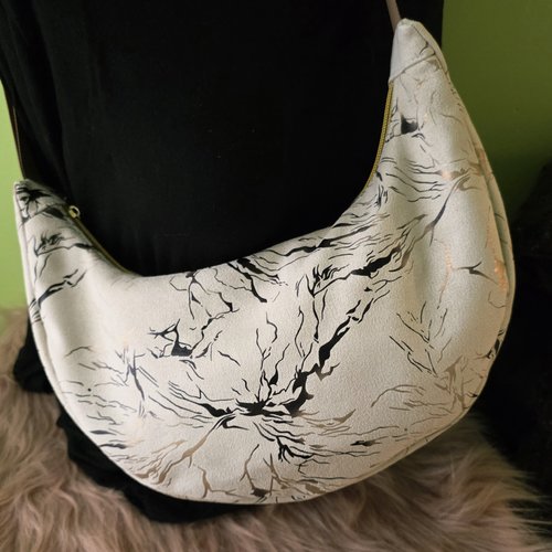 Sac demi-lune beige foil rose gold–création artisanale- sac suédine souple bandoulière, sac forme croissant