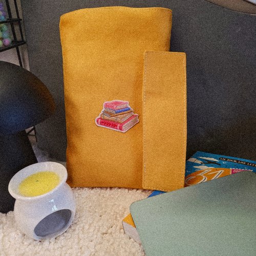 Pochette livre suédine jaune moutarde, marque page offert, housse liseuse, format broché, cadeau lecteur