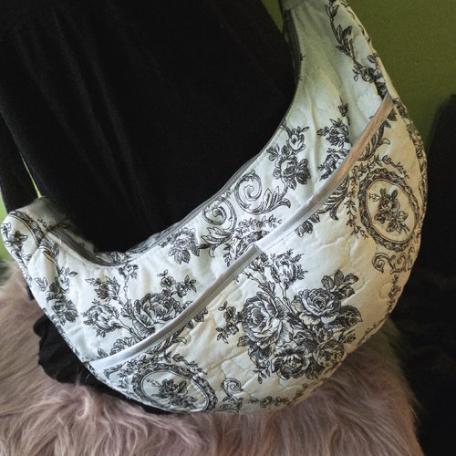 Sac demi-lune en tissu matelassé "empire" – création artisanale – motifs ramages et fleurs noirs
