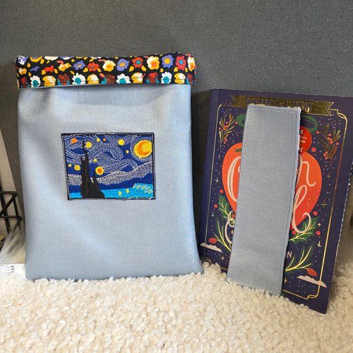 Pochette livre+marque page offert simili cuir bleu moiré,, inspiration "nuit étoilée de van gogh", compatible avec les nouveaux brochés
