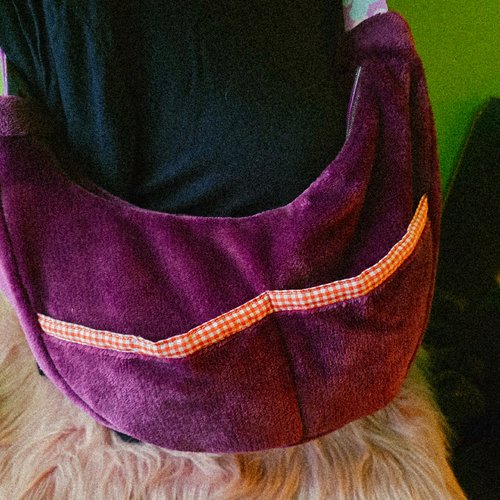Sac demi-lune en moumoute prune/mauve– création artisanale – grande poche kangourou sur le devant, sac banane souple bandoulière